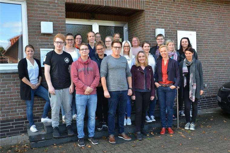 Mit dem Beginn des Monats lassen sich im Schulzentrum Gyhum neun Schüler zu Ergotherapeuten und sechs Schüler zu Physiotherapeuten ausbilden. Mit auf dem Bild sind die beiden Leiterinnen der Ausbildungszweige sowie Lehrkräfte.