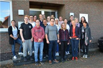 Mit dem Beginn des Monats lassen sich im Schulzentrum Gyhum neun Schüler zu Ergotherapeuten und sechs Schüler zu Physiotherapeuten ausbilden. Mit auf dem Bild sind die beiden Leiterinnen der Ausbildungszweige sowie Lehrkräfte.