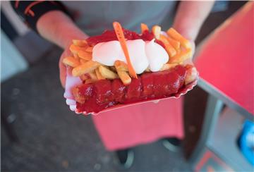 Mit dem besten Freund / der besten Freundin mal wieder eine schöne Currywurst-Pommes essen gehen. Angehörige von zwei Haushalten sollen sich künftig treffen dürfen.