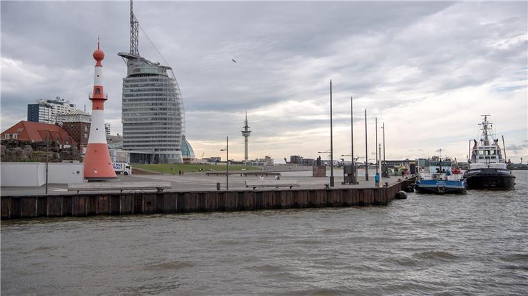 Mit dem Blick auf sein Smartphone ist ein Mann an der Seebäderkaje in Bremerhaven in die Weser gestürzt. (Archivbild)