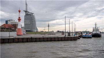 Mit dem Blick auf sein Smartphone ist ein Mann an der Seebäderkaje in Bremerhaven in die Weser gestürzt. (Archivbild)
