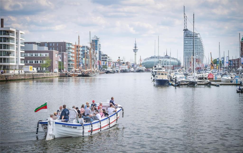 Mit dem Börteboot durchs Hafenbecken. Was für ein schöner Ausblick. Foto: Hartma...