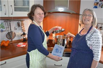 Mit dem Butjenter Kokbook am Kochtopf in der Küche. Annemarie Cornelius (links) und Renate Knauel berichten über die 30-jährige Erfolgsgeschichte der Sammlung regionaler Rezepte.