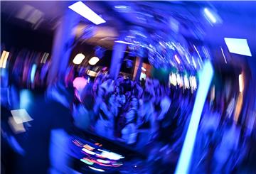 Dutzende Menschen tanzen im Club Kantine zur Musik. Dank eines Modellprojektes darf der Club öffnen. Aufnahme mit Langzeitbelichtung