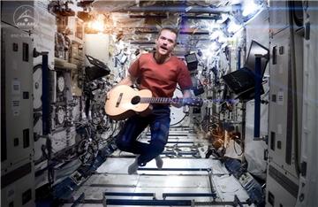Mit dem David-Bowie-Song &quot;Space Oddity&quot; hat es der kanadische Astronaut Chris Hadfield ins neue Guinness-Buch der Rekorde geschafft. Der 57-Jährige sang den Hit 2013 an Bord der Internationalen Raumstation ISS und drehte dazu das erste Musikvideo im All. Es wurde bereits über 32 Millionen Mal geklickt.