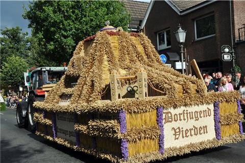 Mit dem Erntewagenumzug sorgt die Landjugend alljährlich für Aufsehen.