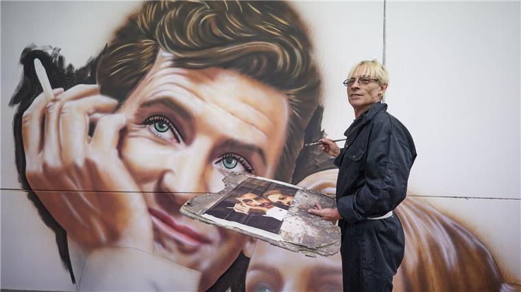 „Abstrakter und poppiger“: Künstler malt Filmplakate Mit dem gedruckten Original-Plakat als Vorlage malt Valien das Kinoplakat.