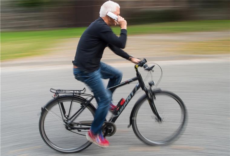 Telefonieren auf dem Fahrrad: Was ist erlaubt? Mit dem Handy in der Hand auf dem Fahrrad sitzen: Wer dabei erwischt wird, zahlt ein Bußgeld.