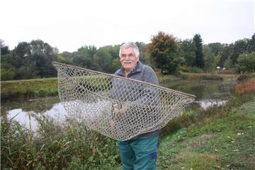 Mit dem Kescher hat Horst Gischewski zwei Wochen lang Karpfen aus dem Tietjensee in Schwanewede-Neuenkirchen geholt und nach Beverstedt-Deelbrügge gebracht. Die rund 35 Millionen Liter Wasser des Sees wurden seit Anfang Oktober abgepumpt, weil dort eine Leiche vermutet wird.  