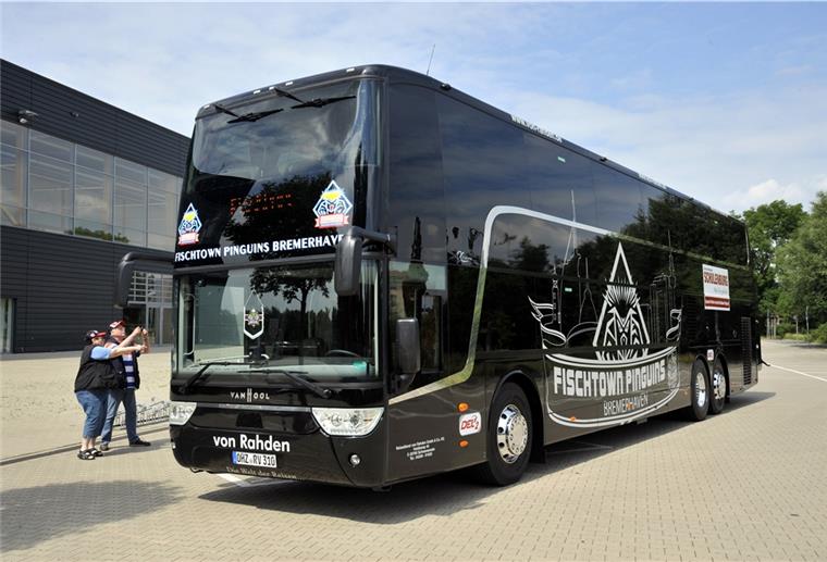 Mit dem Mannschaftsbus geht es für die Pinguins durch den Süden Deutschlands.