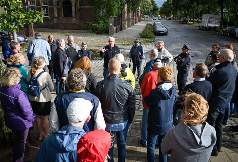 Mit dem nötigen Abstand haben rund 40 Gäste die Stadtteilkonferenz unter freiem Himmel besucht. Das Thema: Wie es mit der Kaistraße weitergeht.