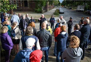 Mit dem nötigen Abstand haben rund 40 Gäste die Stadtteilkonferenz unter freiem Himmel besucht. Das Thema: Wie es mit der Kaistraße weitergeht.