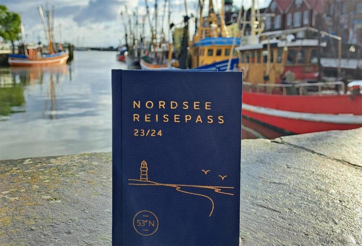 Der Nordsee-Reisepass Der blaue Nordsee-Reisepass vor der Nordsee.