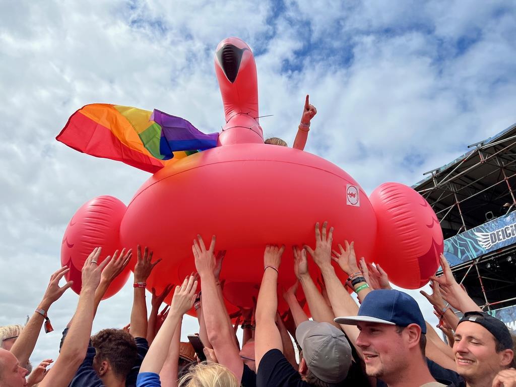 Mit dem Plastik-Flamingo übers Festival-Gelände. Während des Auftritts der Brass...