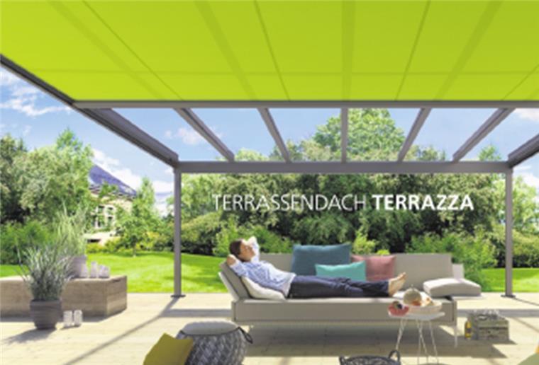 Frau liegt auf einer Terrasse unter Sonnendach