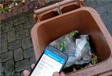 Mit dem Scanner erfasst der Biotonnenkontrolleur die Tonne anhand der Codierung. Die falsche Befüllung wird mit einem Foto dokumentiert. Im Jahr 2021 haben mehr als 4500 Biotonnen eine Rote Karte erhalten.