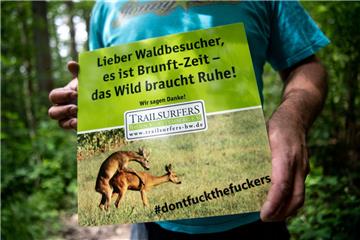 Mit dem Schild zweier freiliebender Rehe will ein Verein Mountainbiker von Fahrten quer durch den Wald abhalten. 