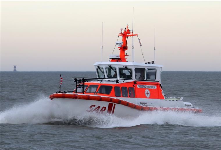 Mit dem Seenotrettungsboot WOLFGANG PAUL LORENZ der Deutschen Gesellschaft zur Rettung Schiffbrüchiger (DGzRS) konnten zwei Männer aus einer lebensgefährlichen Lage gerettet werden.