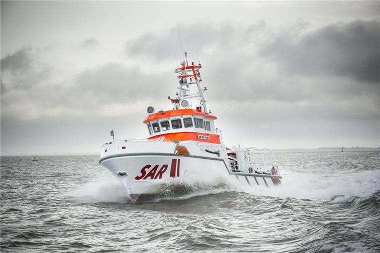 Ein Rettungsschiff fährt über die Nordsee.