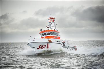 Ein Rettungsschiff fährt über die Nordsee.