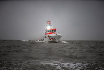 Mit dem Seenotrettungskreuzer ANNELIESE KRAMER/Station Cuxhaven sind die Seenotretter der Deutschen Gesellschaft zur Rettung Schiffbrüchiger (DGzRS) im Einsatz für eine schwer erkrankte Frau gewesen.