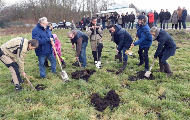 Mit dem symbolischen ersten Spatenstich signalisierten Mitarbeiter des Heims und Aktivisten des Tierschutzvereins, das es mit dem Neubau nun unwiderruflich vorangeht.  Foto Scheer