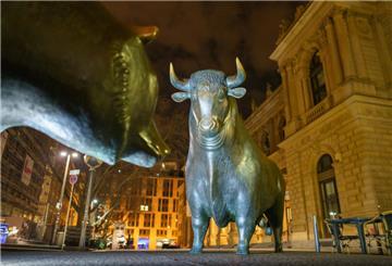 Mit dem Überschreiten der Punkte-Marke hat der DAX einen historischen Höchststand erreicht. Analysten werten dies als Zeichen für eine stabile Konjunktur.