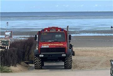 Mit dem Unimog haben Einsatzkräfte einen Mann vor Cuxhaven aus dem Watt gerettet.