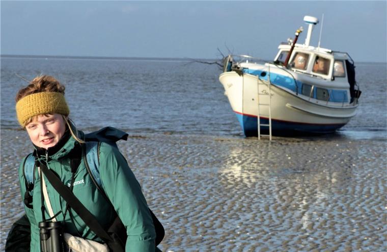 Mit dem Versorgungsschiff "Luise" ist die neue Vogelschutzwartin Anne de Walmont auf der streng geschützten Wattenmeer-Insel Trischen angekommen. Sieben Monate lang wird sie hier arbeiten und leben.