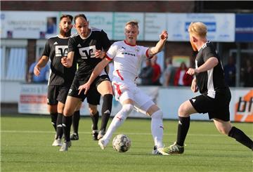 Mit dem vom OSC Bremerhaven zurückgekehrten Jan-Niklas Wiese (weißes Trikot) wollen die Braker am Freitag zum ersten Mal in dieser Saison in der Bezirksliga punkten.