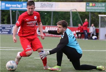 Mit dem zweifachen Torschützen Jan Speer (links) befindet sich der SV Brake in der Bezirksliga-Aufstiegsrunde auf Erfolgskurs.