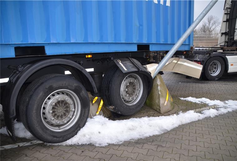Bremerhaven: Lkw-Anhänger steckt fest Mit den Achsen des Sattelaufliegers geriet der Lkw auf den Betonpoller, der daraufhin entzweibrach.
