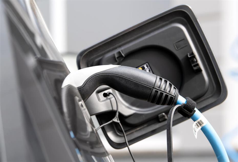 Ein Elektroauto wird an einer Ladesäule geladen