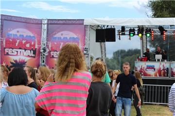 Mit den Freunden unterwegs: Die Gäste des Summer Beach Festivals genießen die Pa...