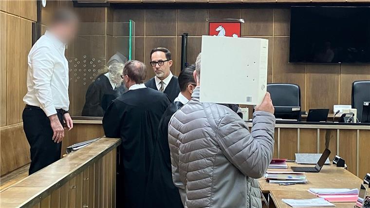 Polizisten vor Gericht - Prozess geht in Verlängerung Mit den Plädoyers, möglicherweise dem Urteil war gerechnet worden: Aber der Prozess gegen zwei Polizisten dauert doch länger. (Archivbild)