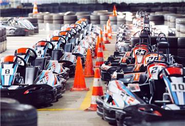 Karts auf einer Kartbahn