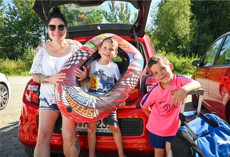 Mit den Rädern oder dem Auto macht die Familie ihre Ausflüge.