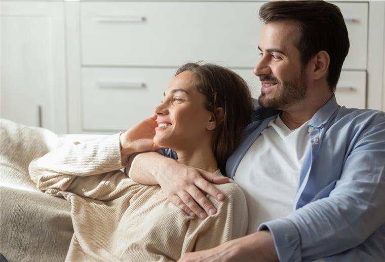 Gesundes Wohnen: Entspannen auf dem Sofa 