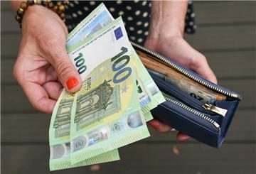 Eine Frau hält drei Hundert-Euro-Scheine in der Hand. Rentner sollen sich bald 2000 Euro steuerfrei 