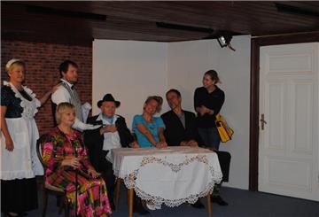 Mit der amüsanten Komödie von Sönke Lusch „Hochtied to drütt“ startet die neue Spielsaison.