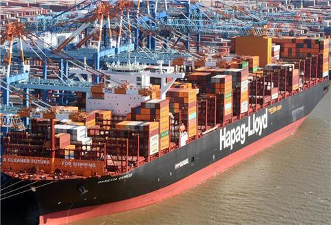 Luftfoto auf ein Riesencontainerschiff und den Bremerhavener Hafen. Mit der Ankunft der „Damietta Express“ in Bremerhaven wird die Bedeutung des Gemini-Netzwerks von Hapag-Lloyd und Maersk deutlich, das auf zentralisierte Warenströme setzt und eine beeindruckende Zuverlässigkeit verspricht.