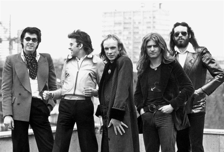 Mit der Band Roxy Music wurde Bryan Ferry (l.) in den 70er Jahren berühmt. Fast zeitgleich begann er eine Solokarriere. (Archivbild)