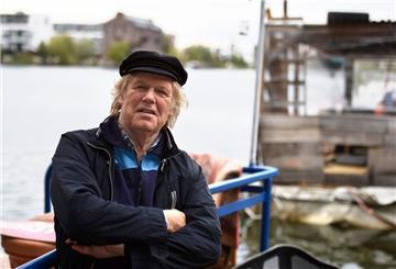 Mit „Der Bauer macht uns all’n den Teller voll“ wurde postum des verstorbenen Musikers Gunter Gabriel veröffentlicht.