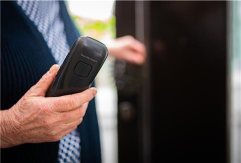 Mit der einen Hand am Telefon, mit der anderen an der Tür: Christine S. aus Langen wurde von einem angeblichen Bankmitarbeiter solange telefonisch „bequatscht“, dass sie einer angeblichen Polizistin noch während des Telefonats die Tür öffnete - die sich dreist in die Wohnung gedrängt und die alte Dame bestohlen hat.