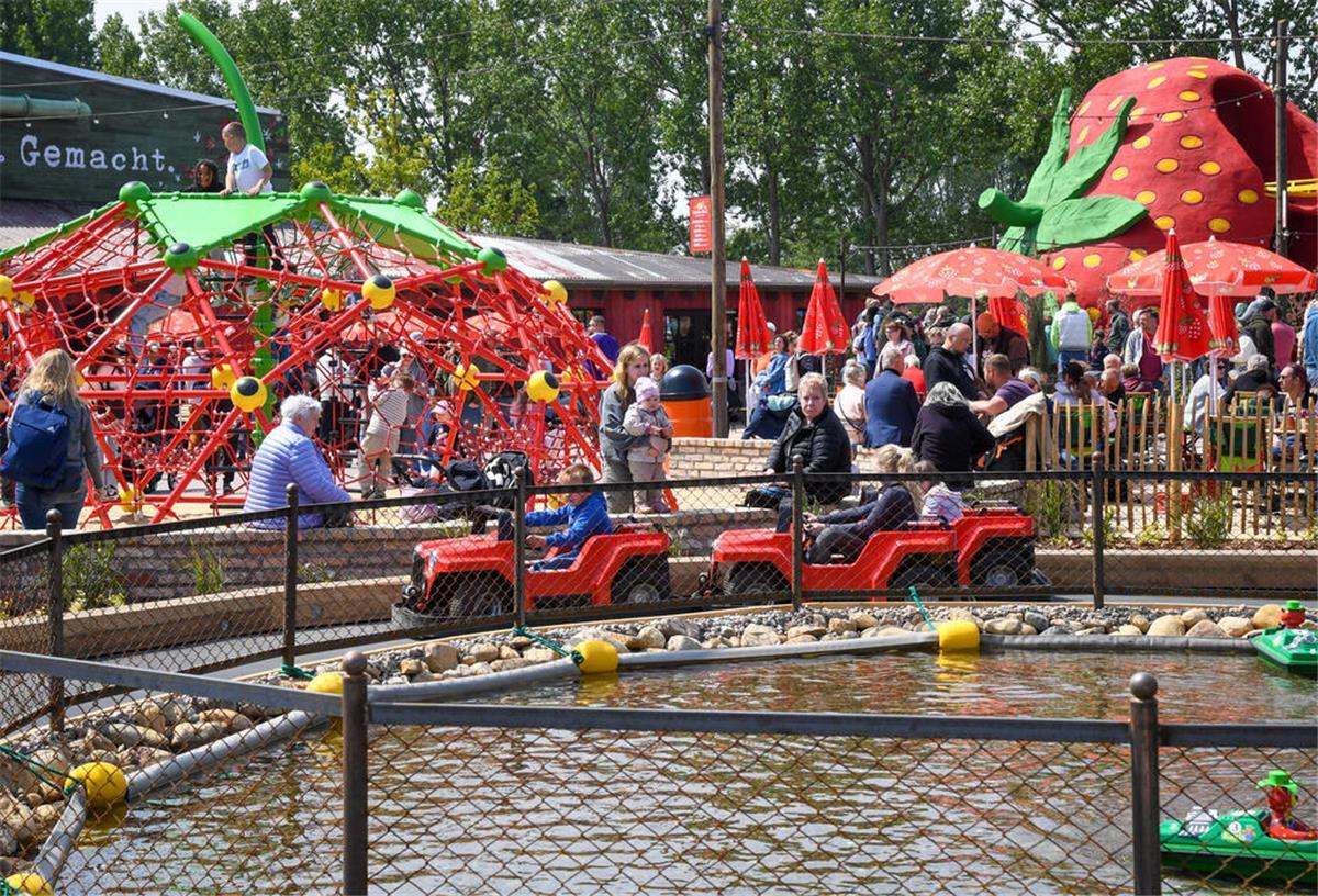 Der große Erdbeer-Spaß in Loxstedt Karls Elebnis-Dorf, Loxstedt, Fahrgeschäfte, Spielplatz