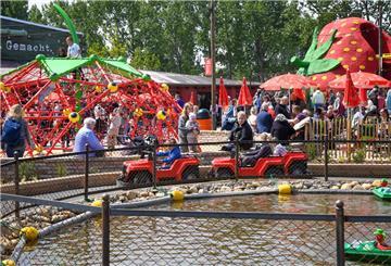 Karls Elebnis-Dorf, Loxstedt, Fahrgeschäfte, Spielplatz