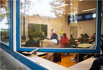 Mit der Notwendigkeit, für frische Luft im Klassenzimmer bei jeder Witterung das Fenster öffnen zu müssen, soll es an den Grundschulen in einigen Monaten vorbei sei.