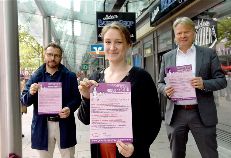 Keine Frau muss Gewalt akzeptieren Mit der Plakatakrion „Gemeinsam gegen Häusliche Gewalt“ machenFrank Stickel von der Gewoba, Clara Friedrich, Leiterin des ZGF, und Sieghard Lückehe von der Stäwog (v.l.) auf das Hilfetelefon für Frauen aufmerksam.