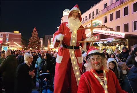  Weihnachtsmann-Marionette im Getümmel des Bremerhavener Weihnachtsmarkts
