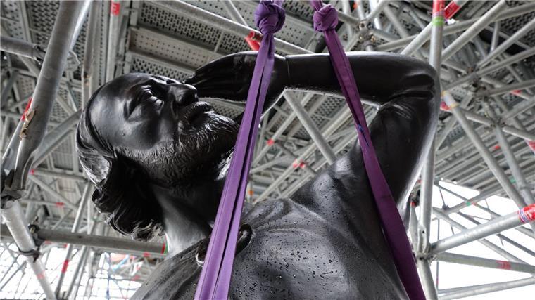 Alle Apostelstatuen zurück auf Spitze von Pariser Notre-Dame Mit der Rückkehr der Statue des Apostels Thomas ist die Gruppe aus 16 Kupferstatuen am Turm von Eugène Viollet-le-Duc komplett.